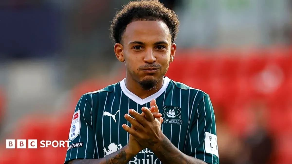 Joueur applaudissant sur le terrain après un match