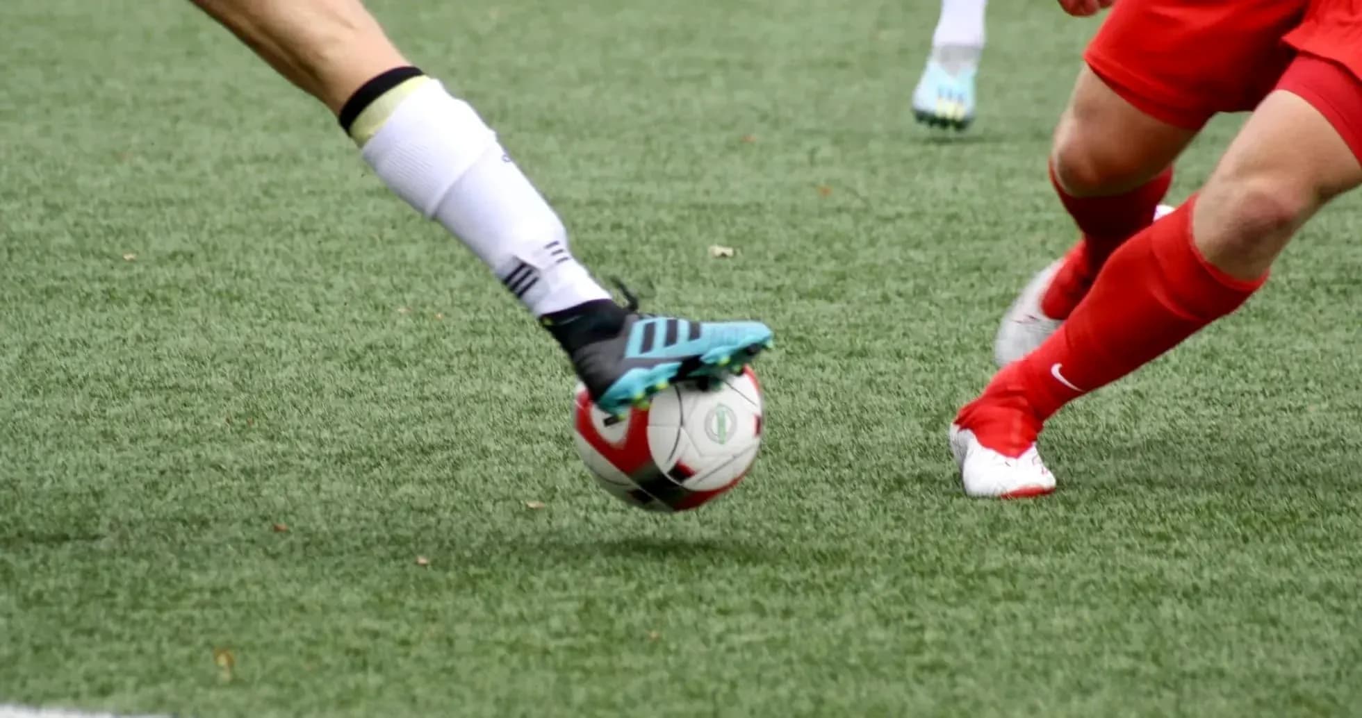 Joueuses en compétition pour le ballon