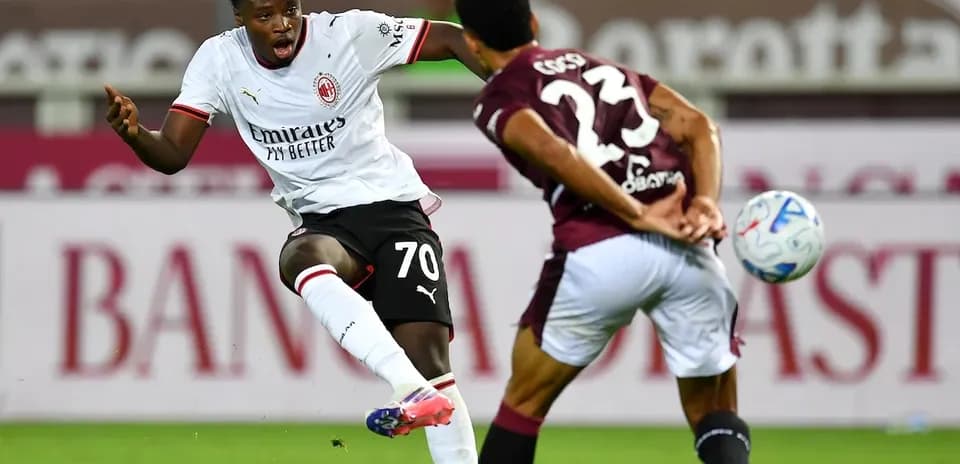 Un joueur d'AC Milan tire au but