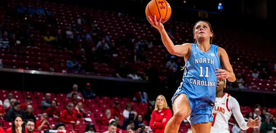 Joueuse de North Carolina tirant au basket