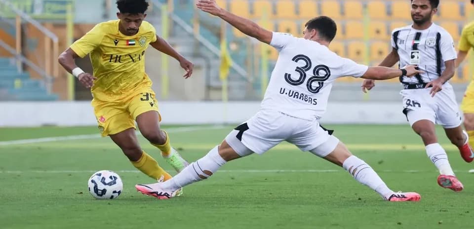 Joueur d'Al Wasl U23 dribblant un adversaire d'Al Jazira U23