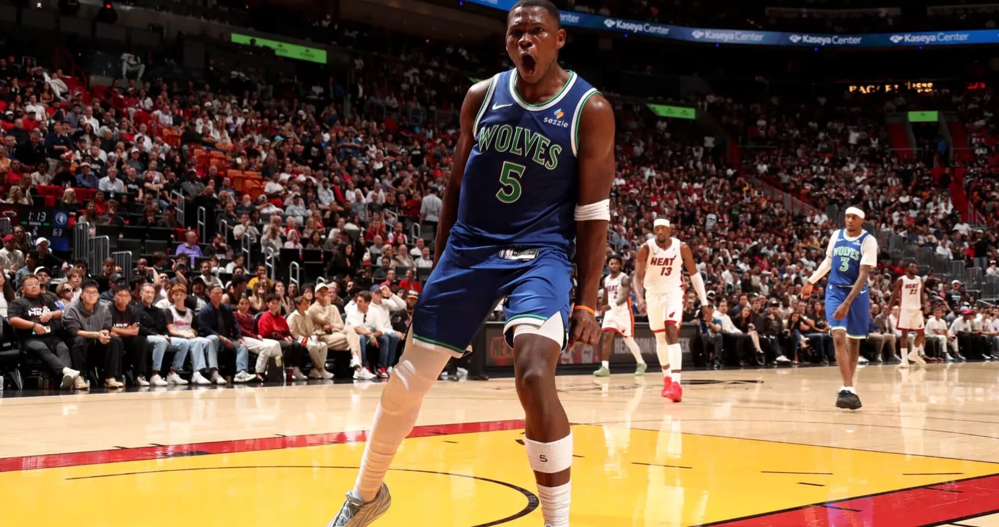 Joueur des Wolves célébrant un point marqué en match