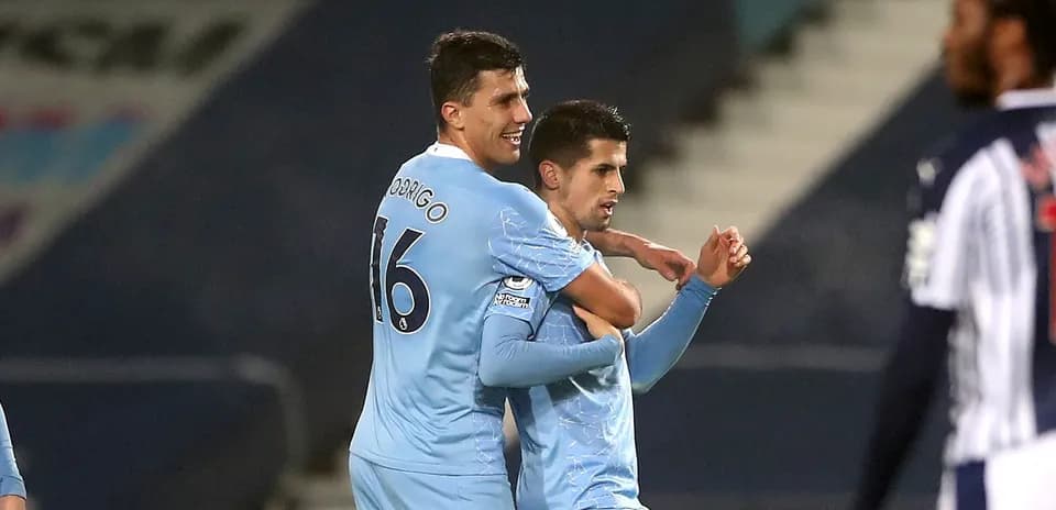 Joueurs de Manchester City célébrant un but ensemble