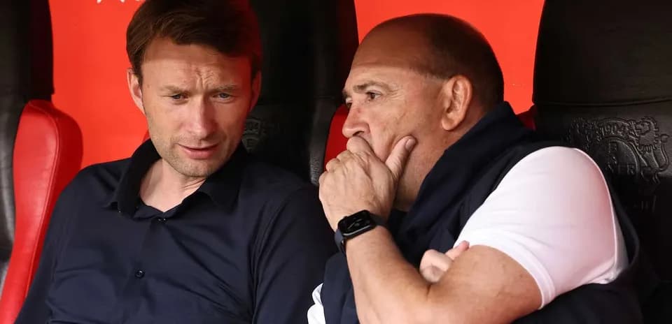 Entraîneurs discutant sur le banc de touche