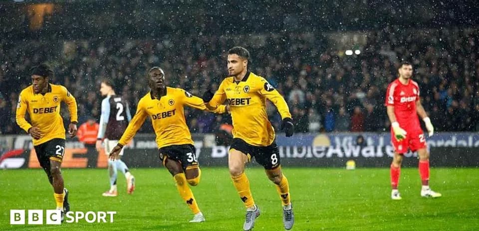 Joueur célébrant un but sous la pluie