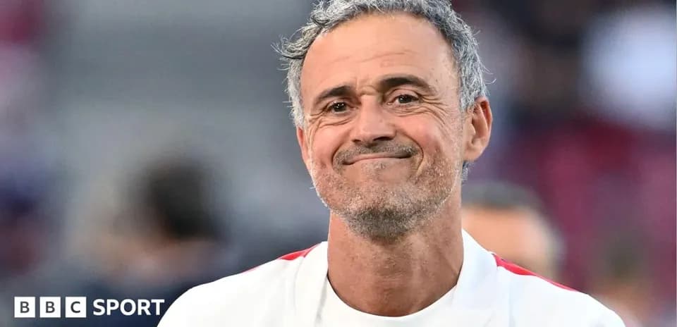 Entraîneur souriant lors d'un événement sportif