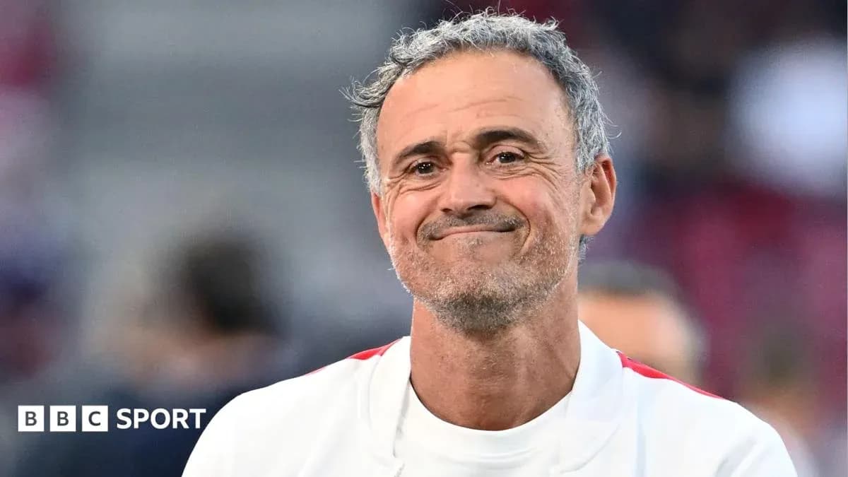 Entraîneur souriant lors d'un événement sportif