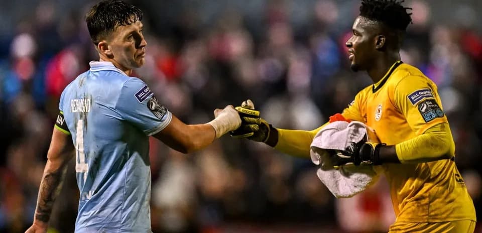 Joueur et gardien se serrant la main après le match