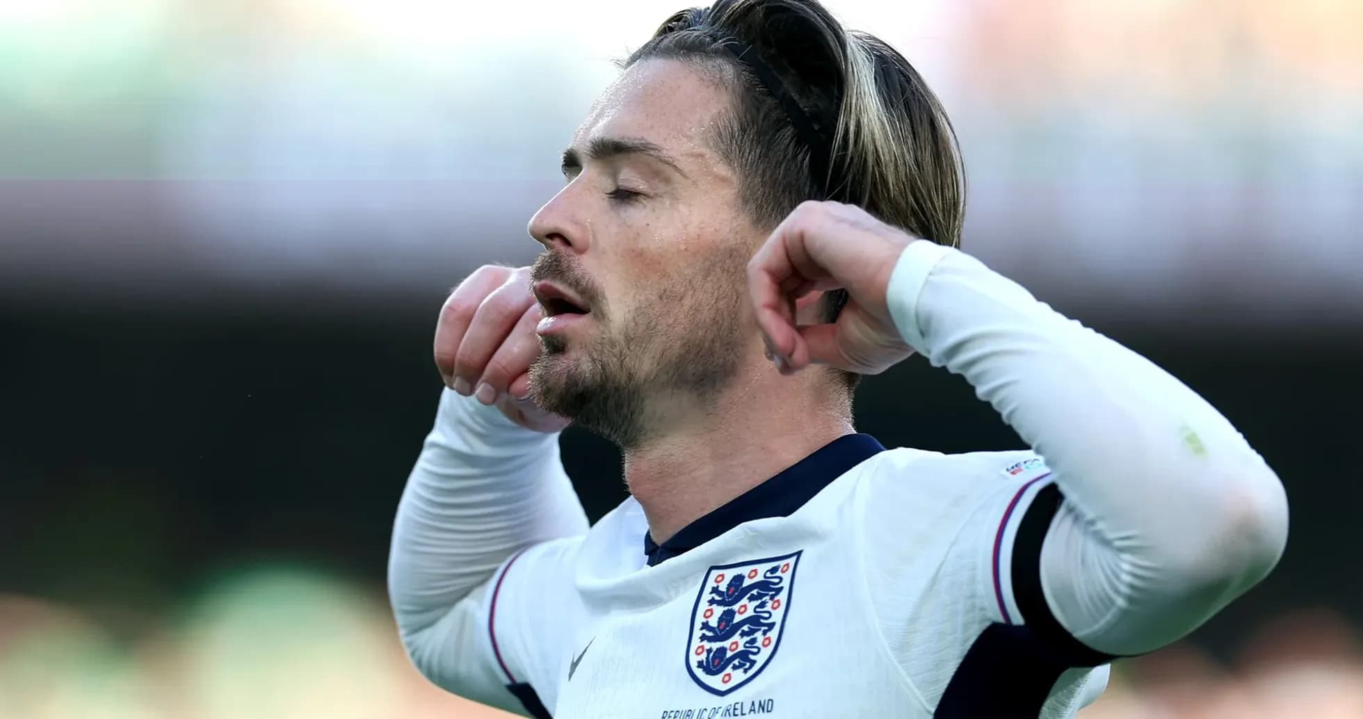 Joueur de l'Angleterre avec les yeux fermés sur le terrain