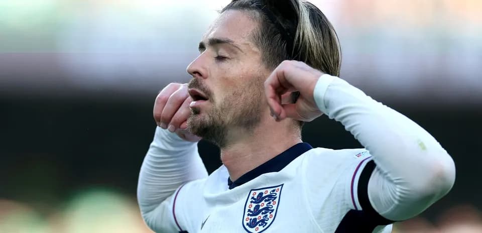 Joueur de l'Angleterre avec les yeux fermés sur le terrain
