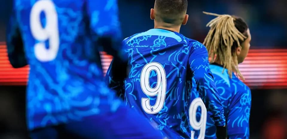 Joueurs portant des maillots bleus avec le numéro 9