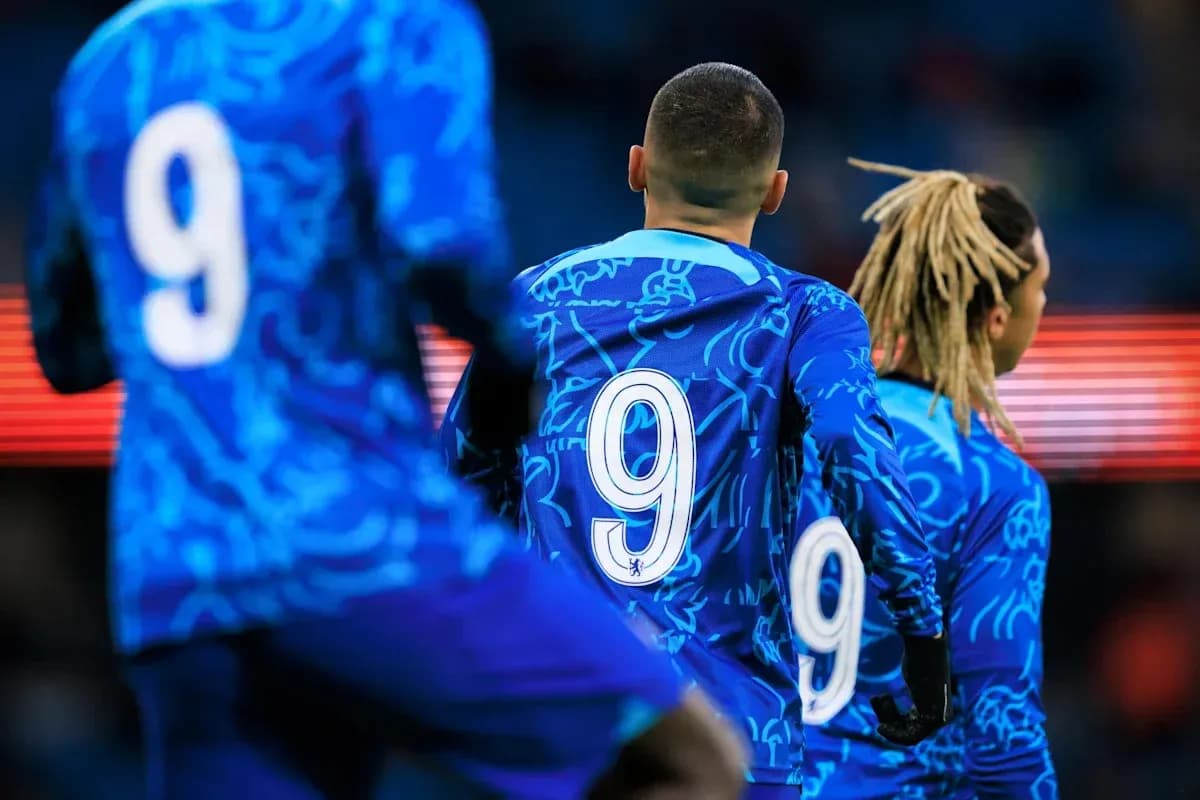 Joueurs portant des maillots bleus avec le numéro 9