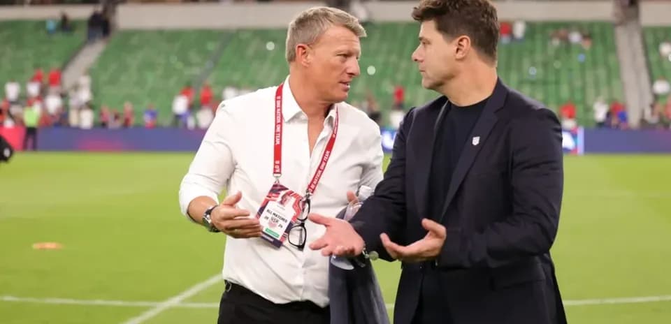 Deux entraîneurs discutant sur le terrain après le match
