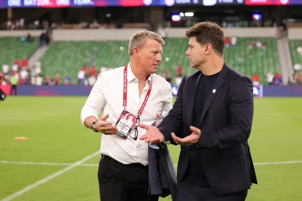Deux entraîneurs discutant sur le terrain après le match