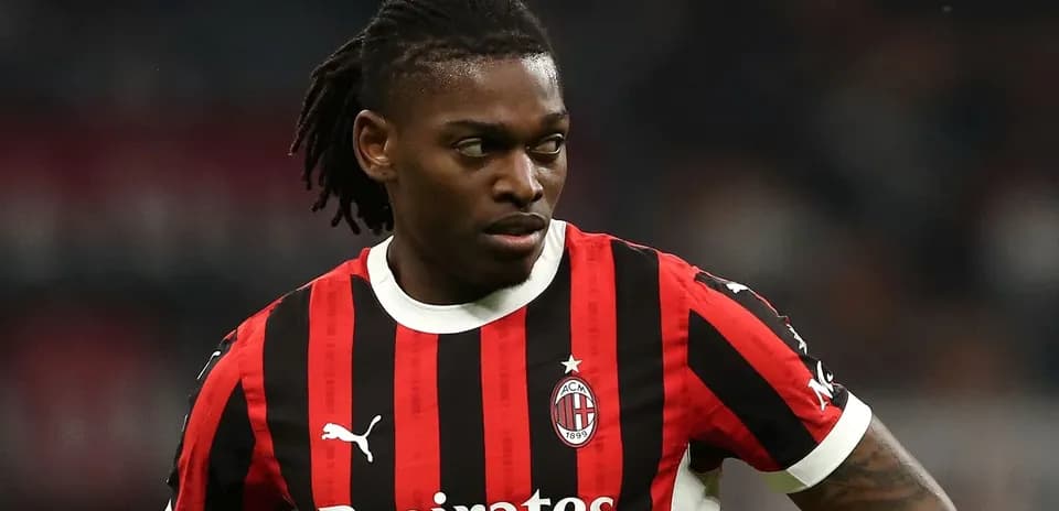 Joueur de l'AC Milan en maillot rouge et noir