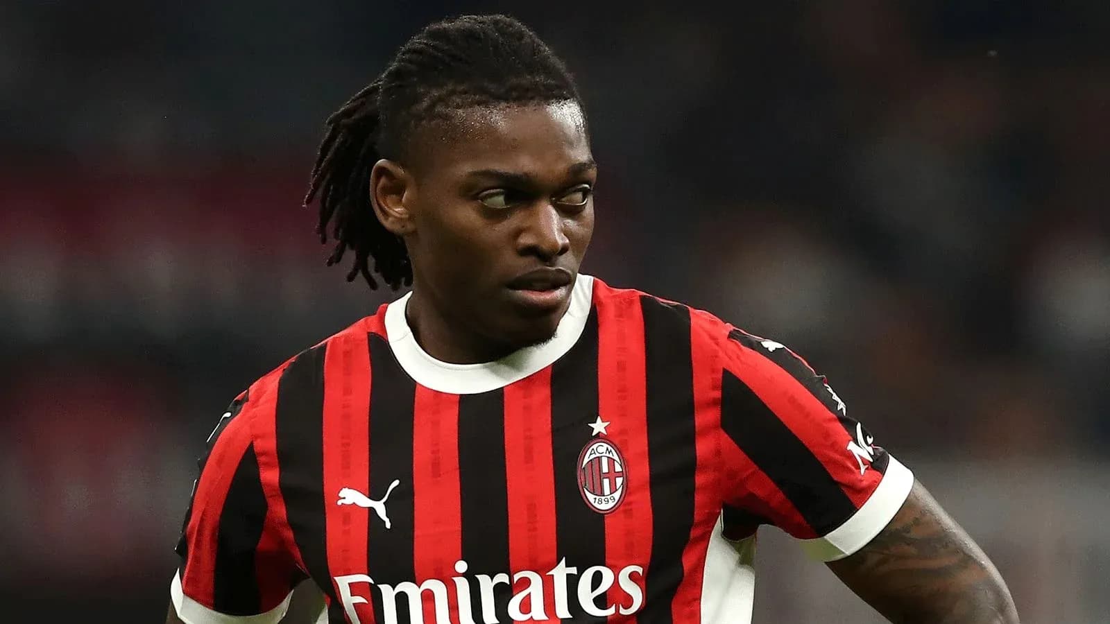 Joueur de l'AC Milan en maillot rouge et noir