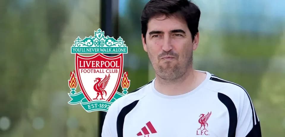 Entraîneur de Liverpool devant le logo du club