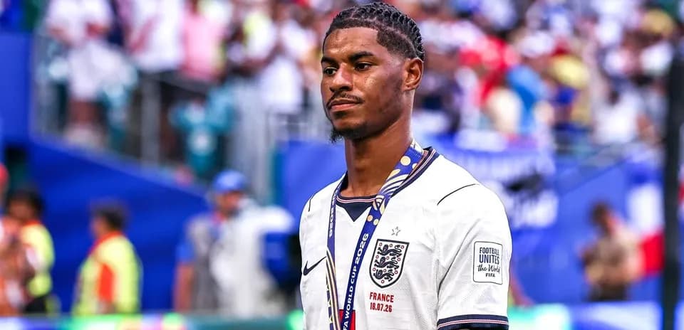 Joueur anglais portant un maillot blanc après le match
