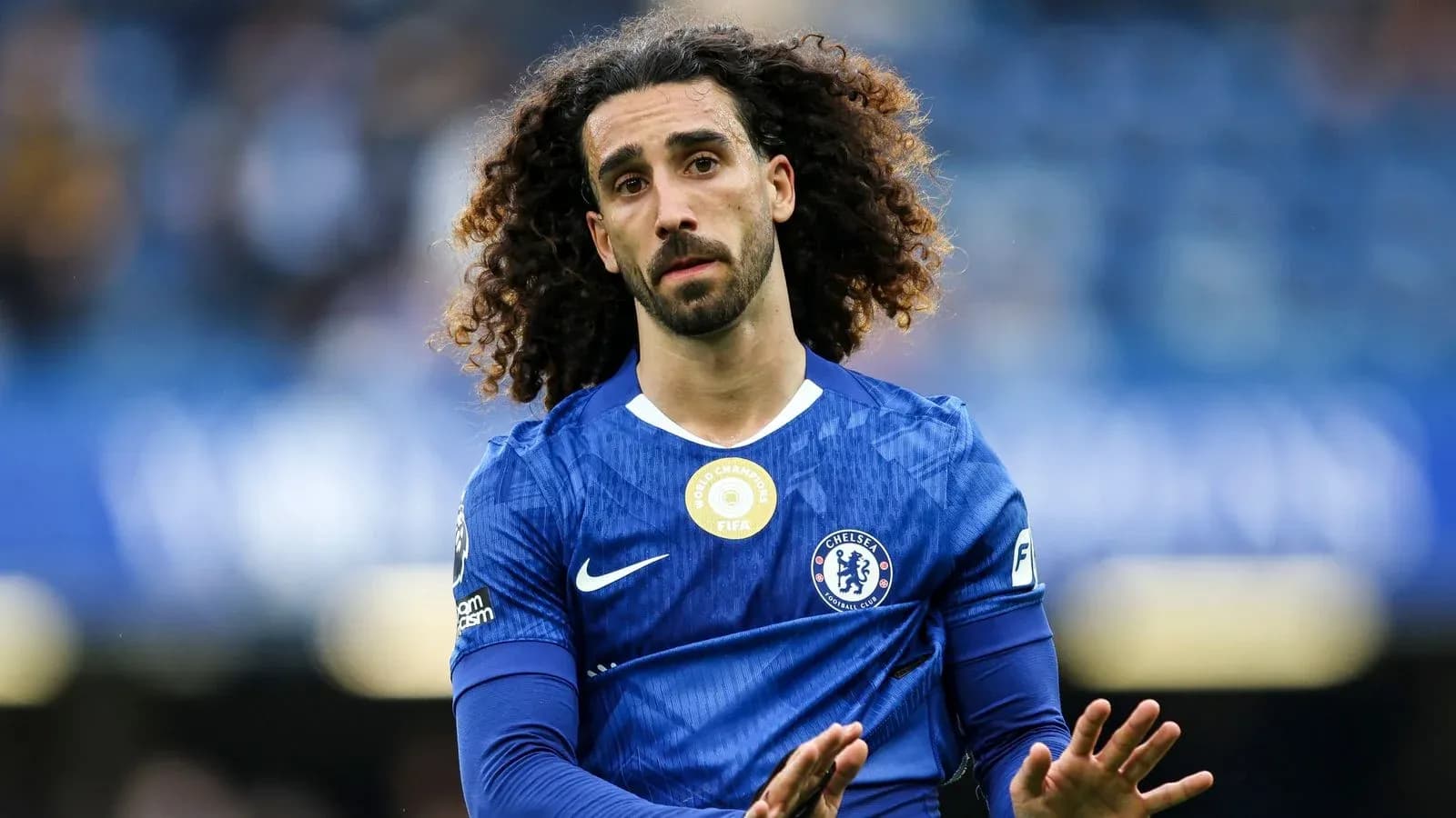 Joueur de Chelsea en uniforme sur le terrain