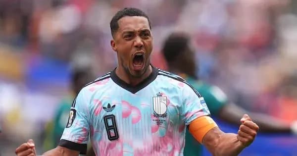 Joueur célébrant un but avec un maillot coloré
