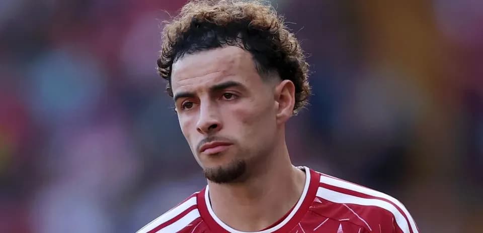 Joueur portant un maillot rouge sur le terrain