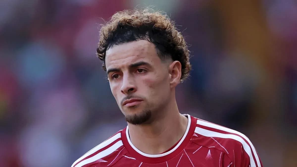 Joueur portant un maillot rouge sur le terrain