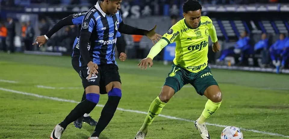 Deux joueurs se disputant le ballon sur le terrain