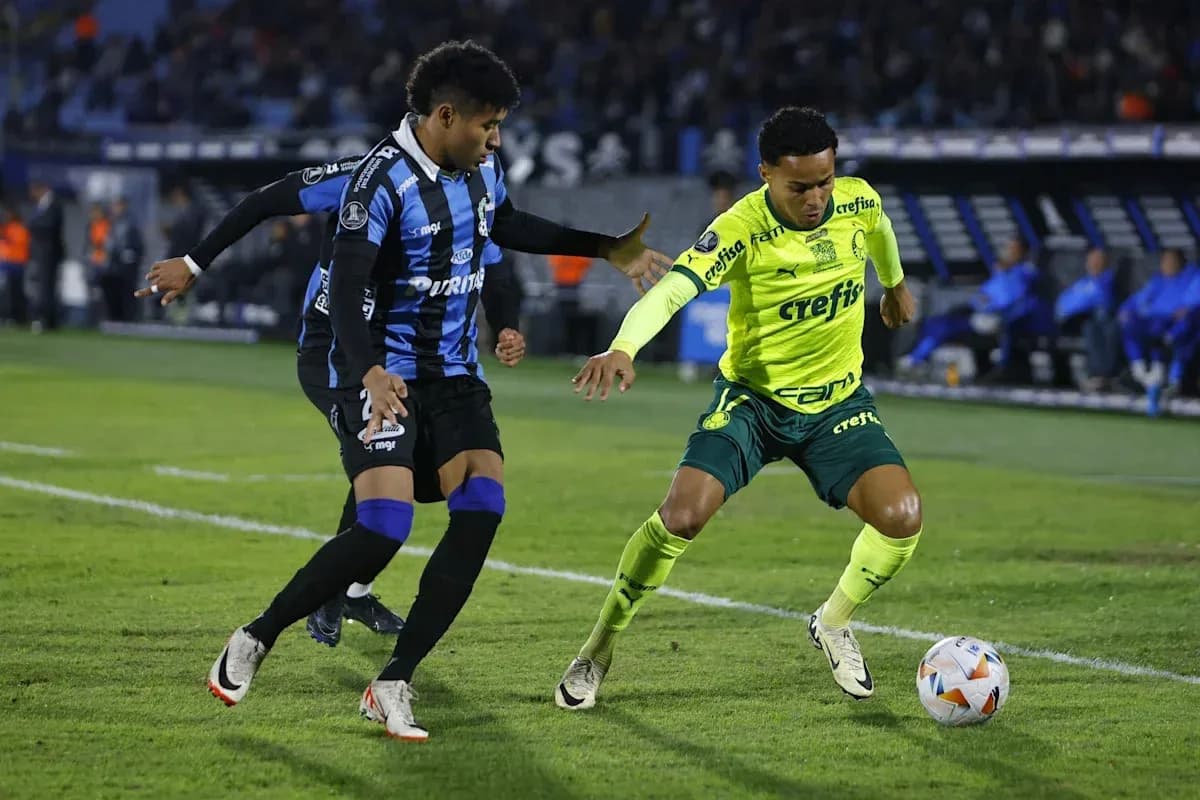 Deux joueurs se disputant le ballon sur le terrain