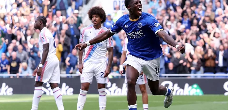 Joueur d'Everton célébrant un but lors du match