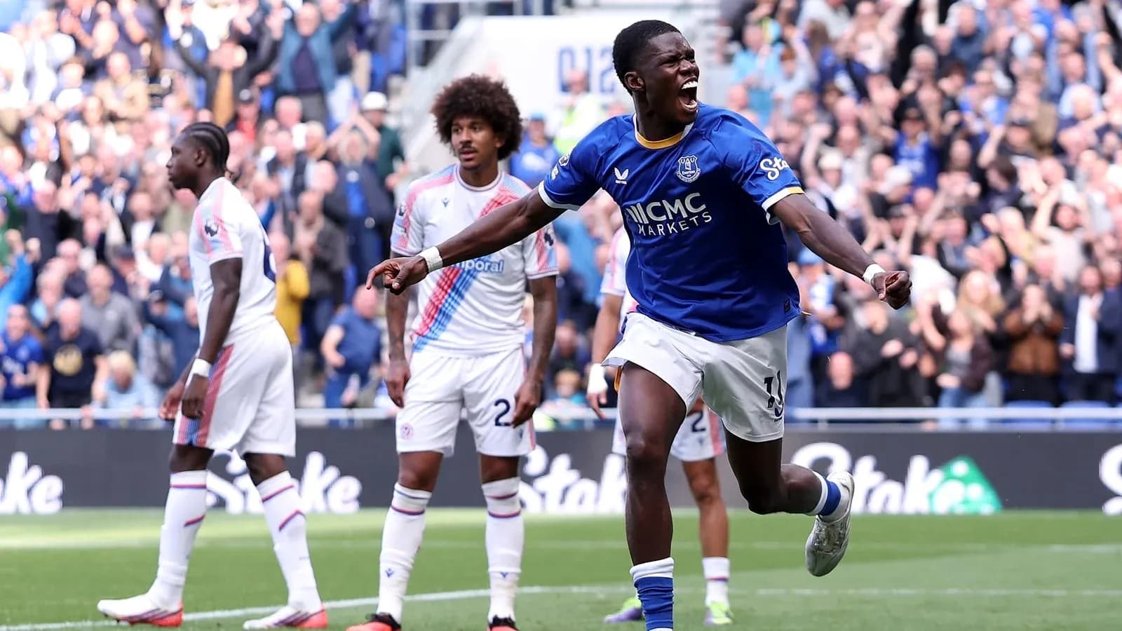 Joueur d'Everton célébrant un but lors du match