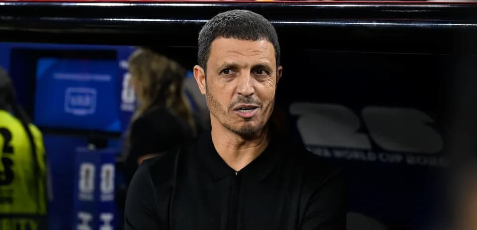 Entraîneur discutant sur le banc de touche