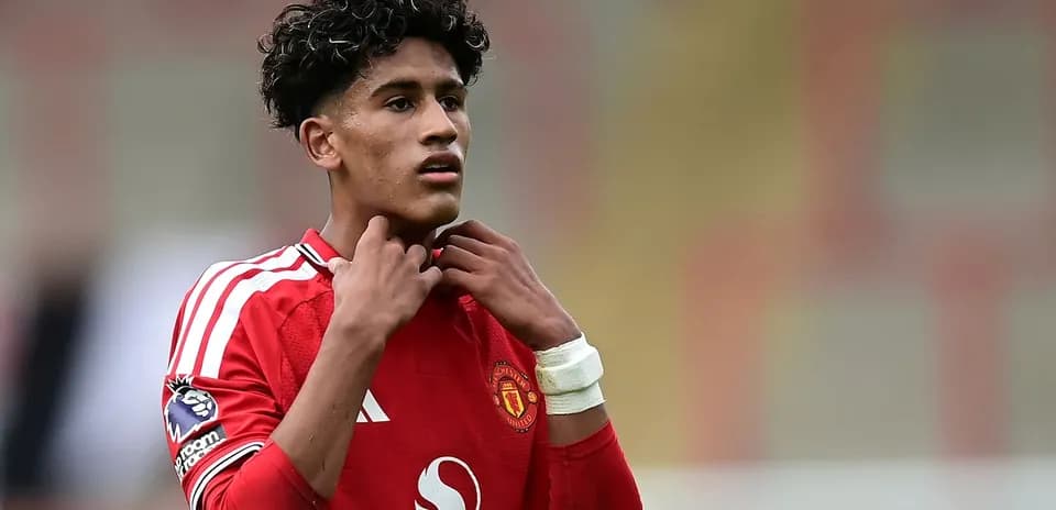 Joueur de Manchester United ajustant son maillot