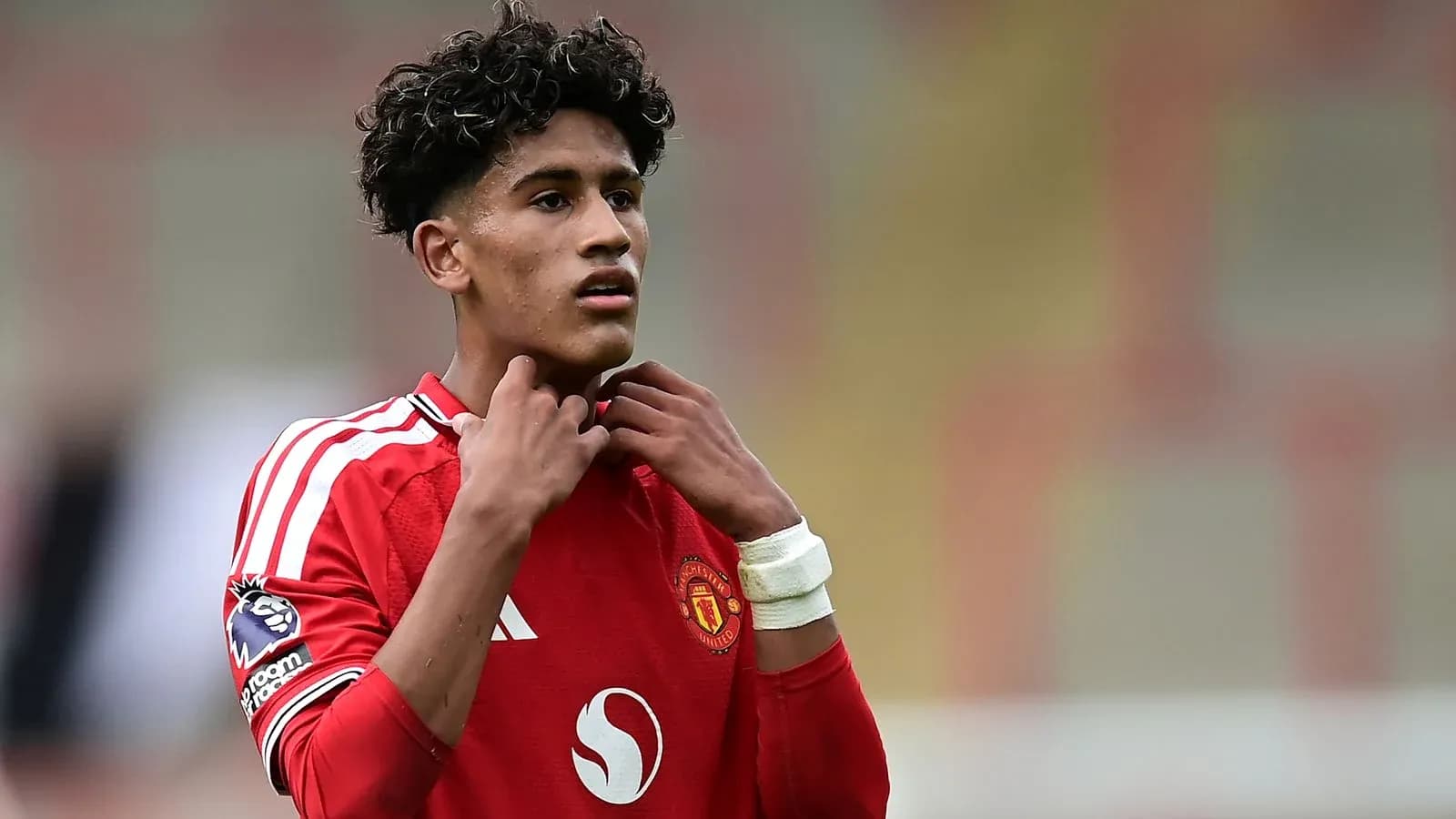 Joueur de Manchester United ajustant son maillot