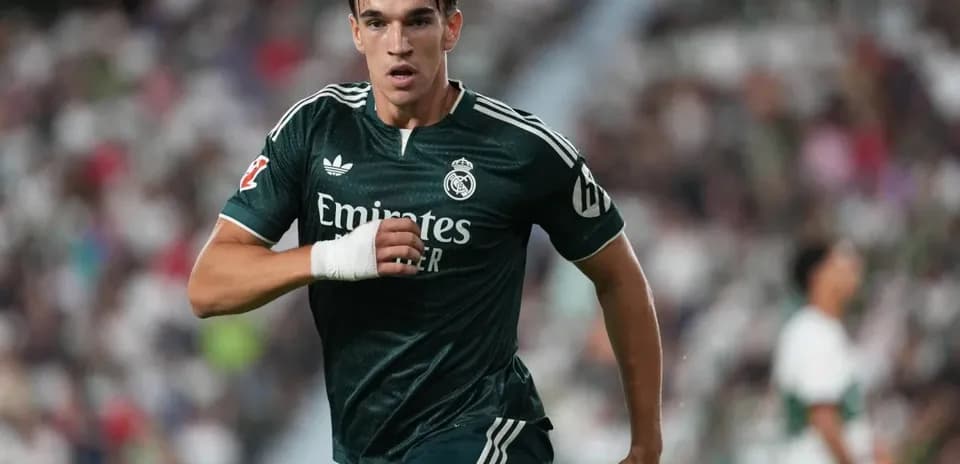 Joueur du Real Madrid courant sur le terrain