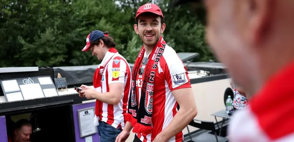 Supporters de Stoke City avec des écharpes et maillots