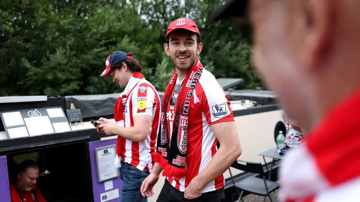 Supporters de Stoke City avec des écharpes et maillots