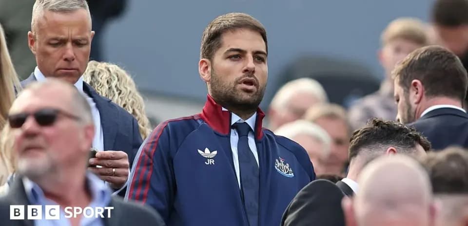 Homme en tenue Newcastle parmi une foule d'observateurs