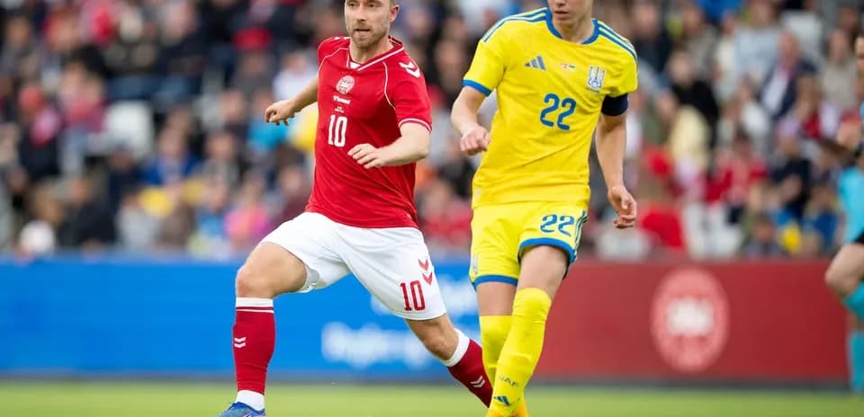 Joueurs danois et ukrainiens en action sur le terrain