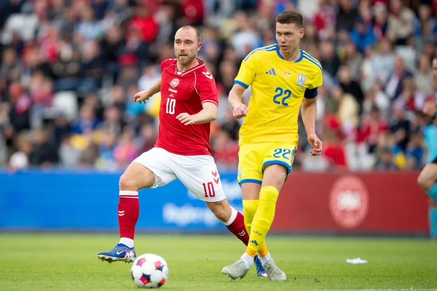 Joueurs danois et ukrainiens en action sur le terrain