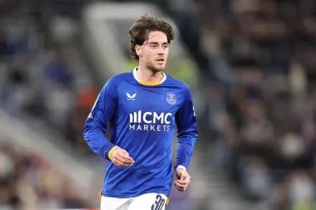 Joueur en maillot bleu courant sur le terrain