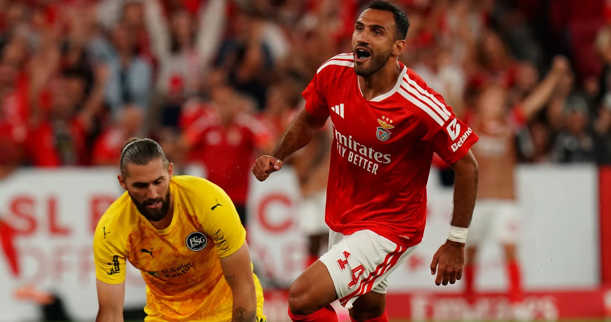 Joueur de Benfica célébrant un but avec le gardien