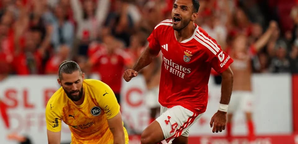 Joueur de Benfica célébrant un but avec le gardien