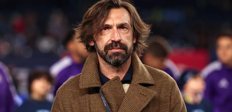 Entraîneur sur le terrain avant le match
