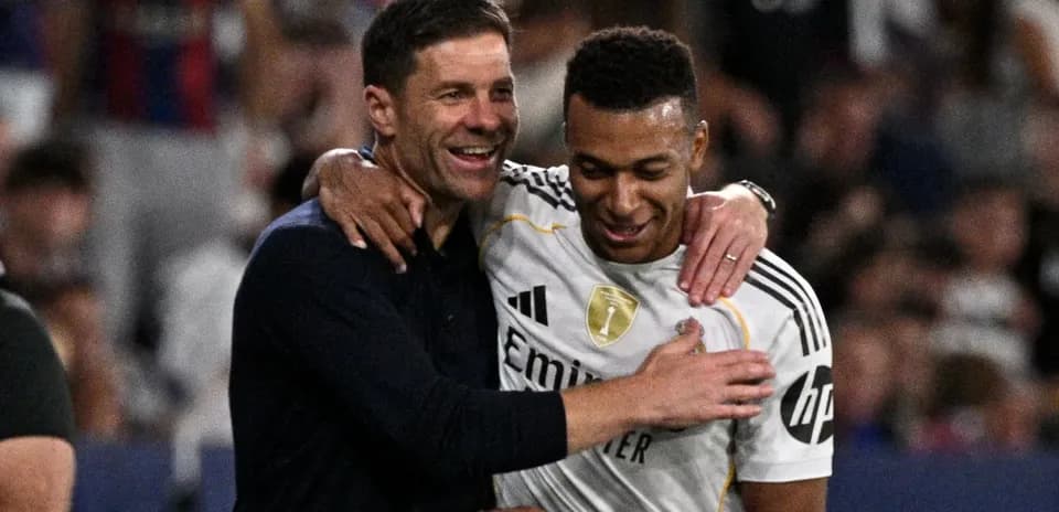 Entraîneur et joueur célébrant ensemble après le match