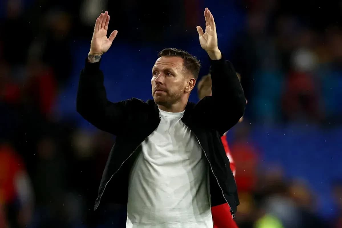 Homme saluant le public après le match