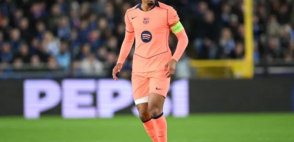 Joueur en uniforme rose de Barcelone avec ballon