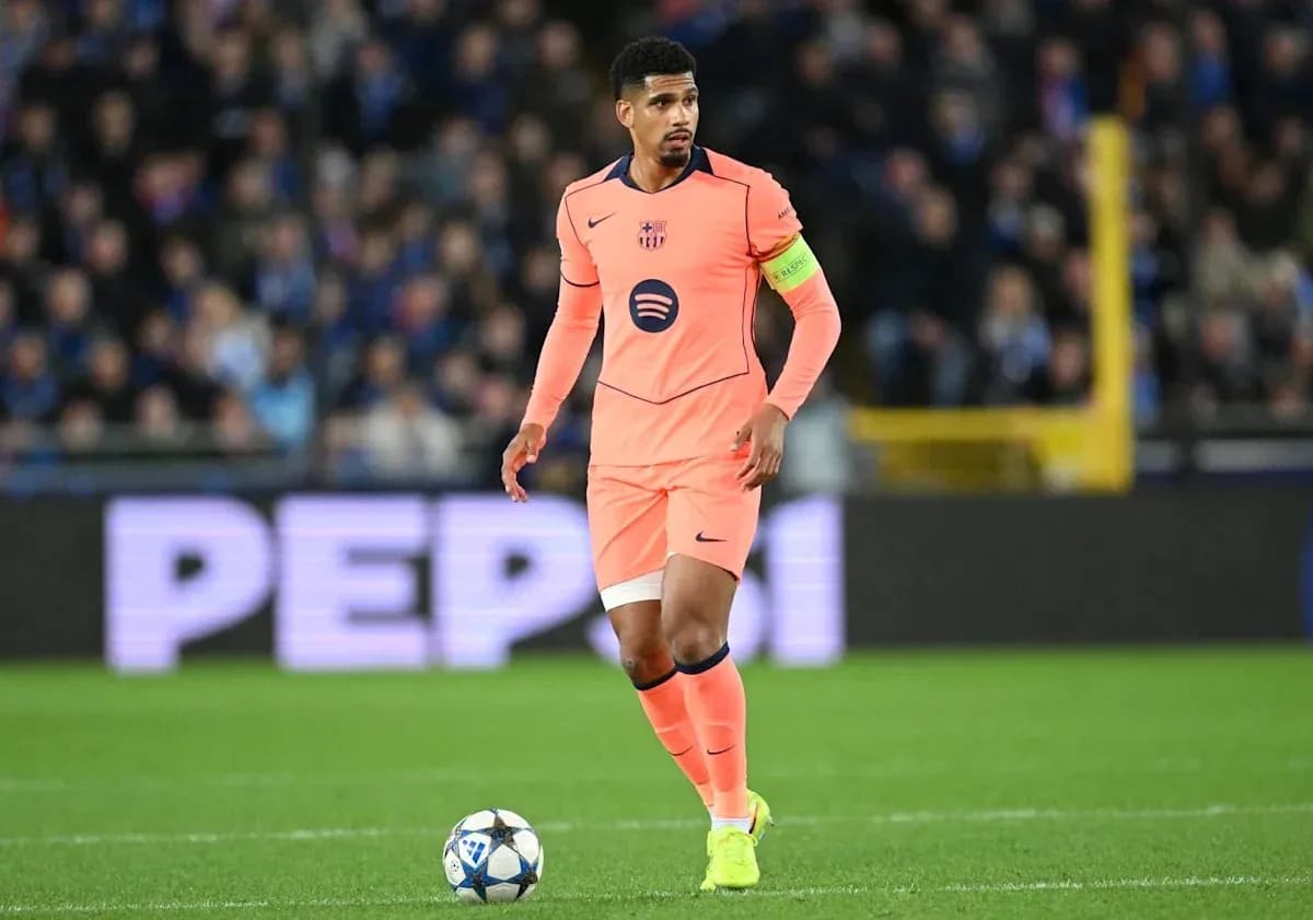 Joueur en uniforme rose de Barcelone avec ballon