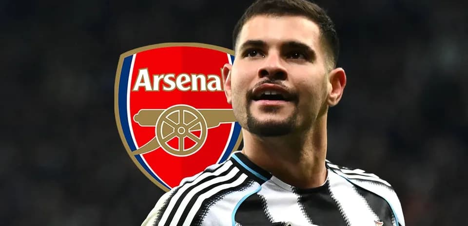 Joueur de football avec le logo d'Arsenal en arrière-plan