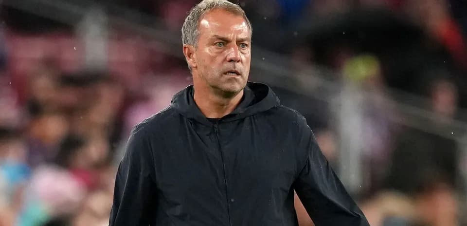 Entraîneur observant le match depuis le bord du terrain
