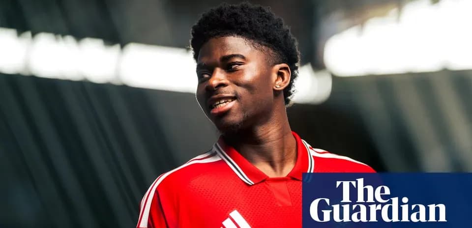 Joueur en maillot rouge souriant lors d'une séance photo